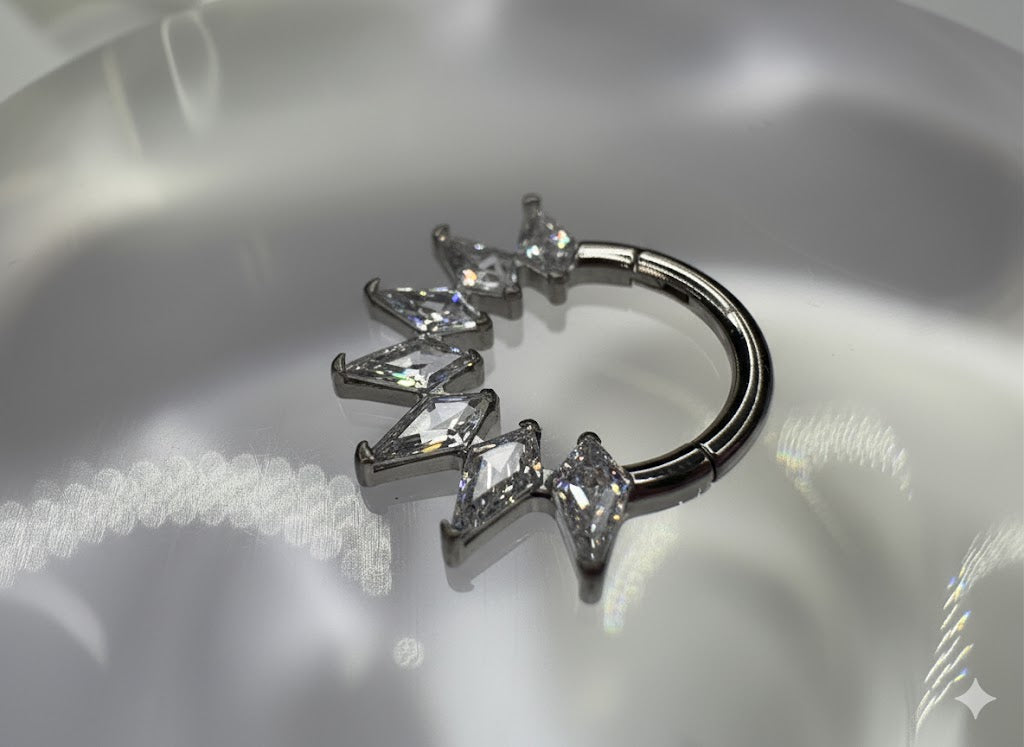 Elara - Titanium Clicker Ring F136 - Gold Finish - 1.2*8mm - White Zircon