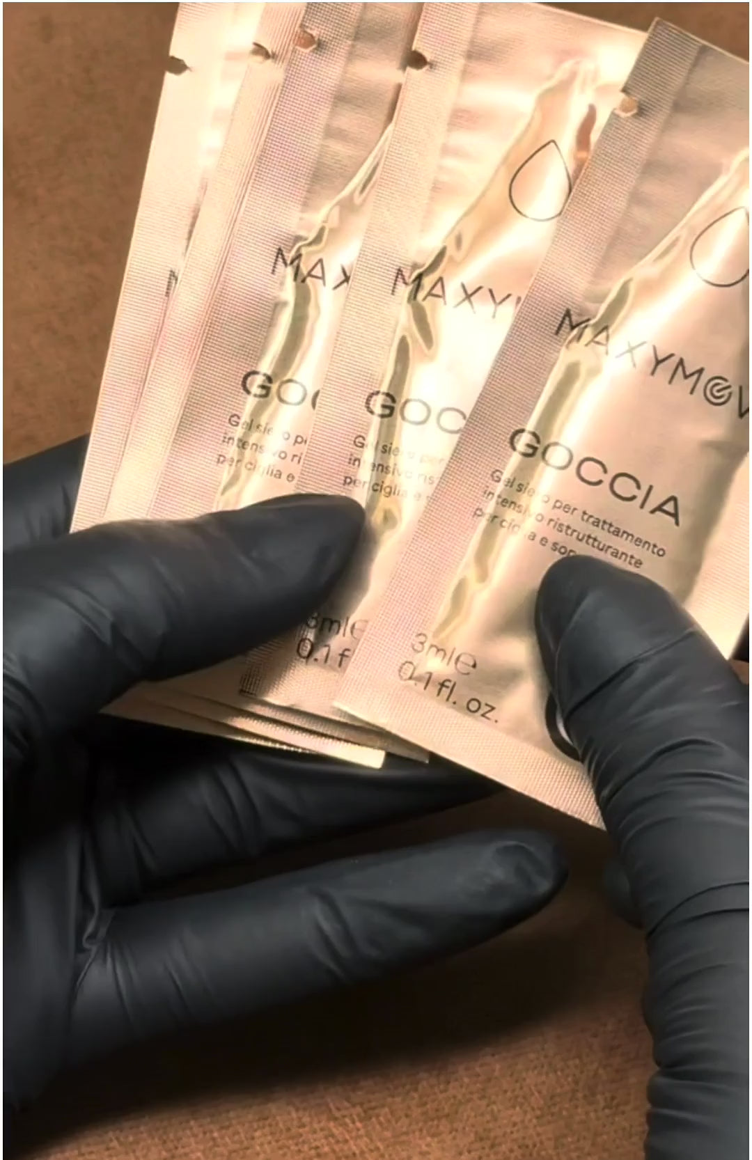 Charger la vidéo : SACHETS SÉRUM GOCCIA  RESTRUCTURANT À LA KÉRATINE POUR REHAUSSEMENT - 3 ML X 5
